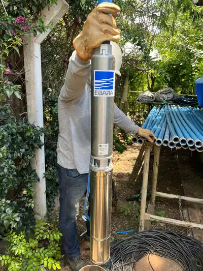 Técnico da ComalP com bomba para poço artesiano nova em Araçoiaba da Serra (SP)