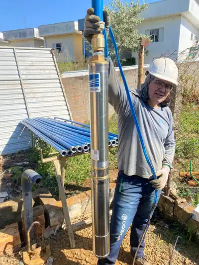 Técnico segurando bomba para poço artesiano antes da instalação em Iperó (SP)