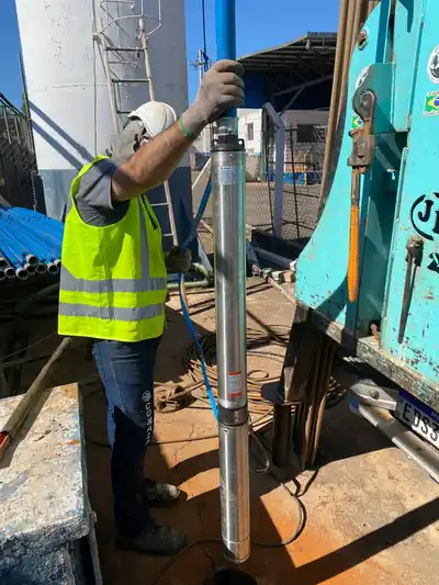 Troca de bomba para poço artesiano com o guindaste da ComalP em Nhandeara (SP)