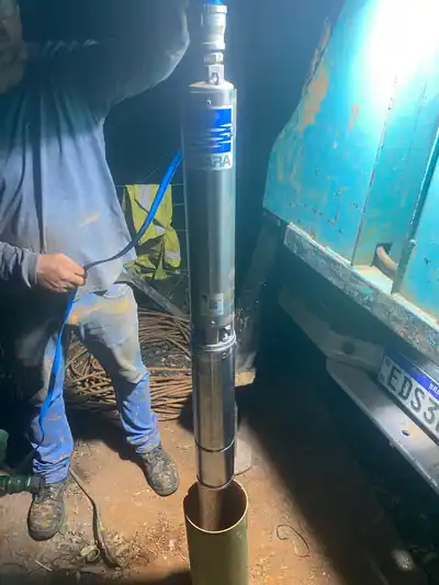 Técnico descendo bomba para poço artesiano nova em Porto Feliz (SP)