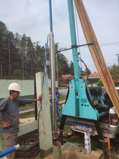 Equipe instalando bomba para poço artesiano em Suzano (SP)