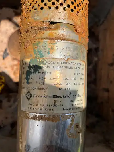Bomba para poço artesiano antiga, corroída, retirada do poço em Atibaia (SP)